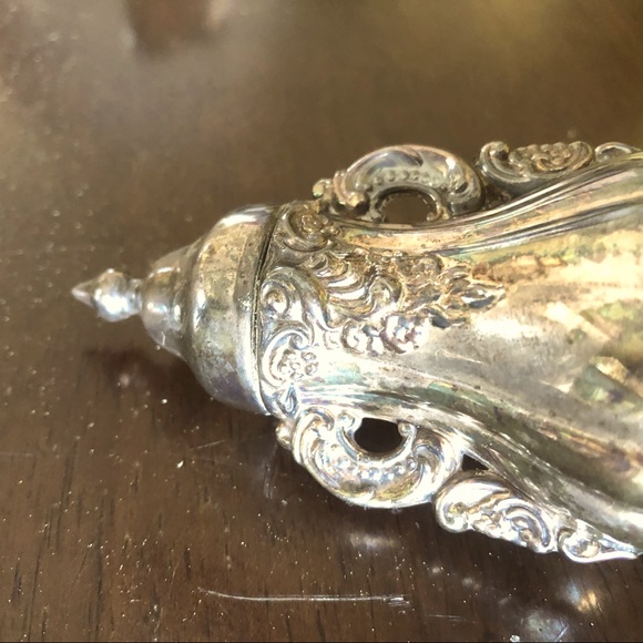 Two Baroque Wallace Silverplate Shakers - Picture 10 of 14